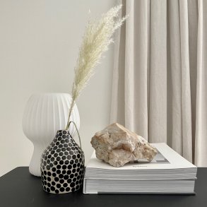 Vaser og krukker med sorte dots og prikker