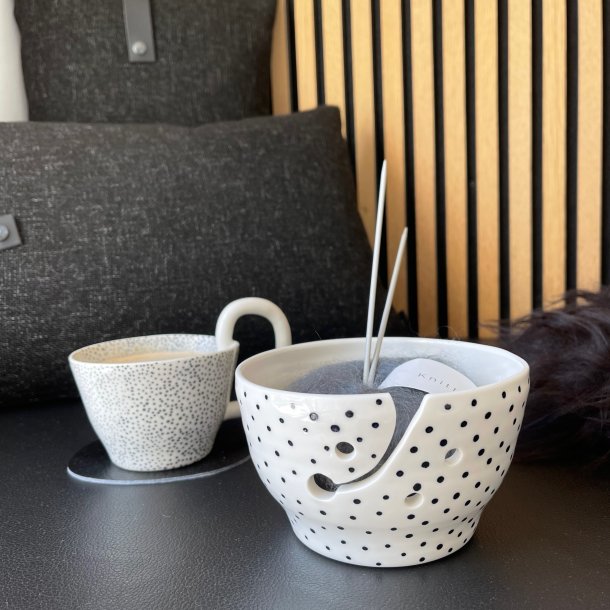 Garnskl i hvid porceln med sorte prikker
