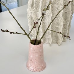 Lyser�d vase med hvide dots