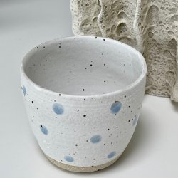 Krus i hvid med lysebl� dots