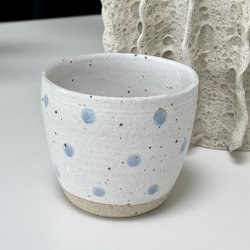 Krus i hvid med lysebl� dots