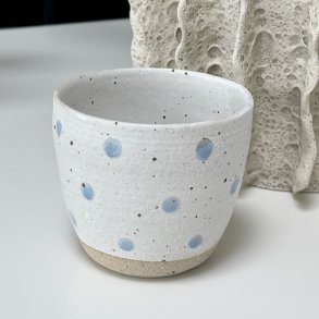 Krus i hvid med lysebl� dots