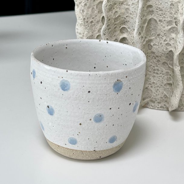 Krus i hvid med lysebl� dots