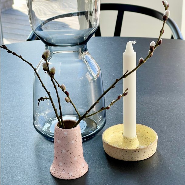 Lyser�d vase med hvide dots