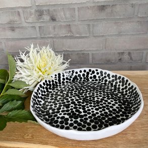 Stort fad i hvid med sorte dots