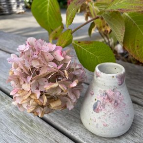 Vase i hvid og lyser�de nuancer