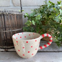 Kop med r�de dots og striber