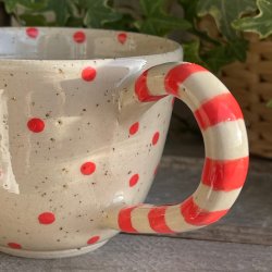 Kop med r�de dots og striber