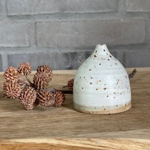 Fineste lille vase i r�hvide toner