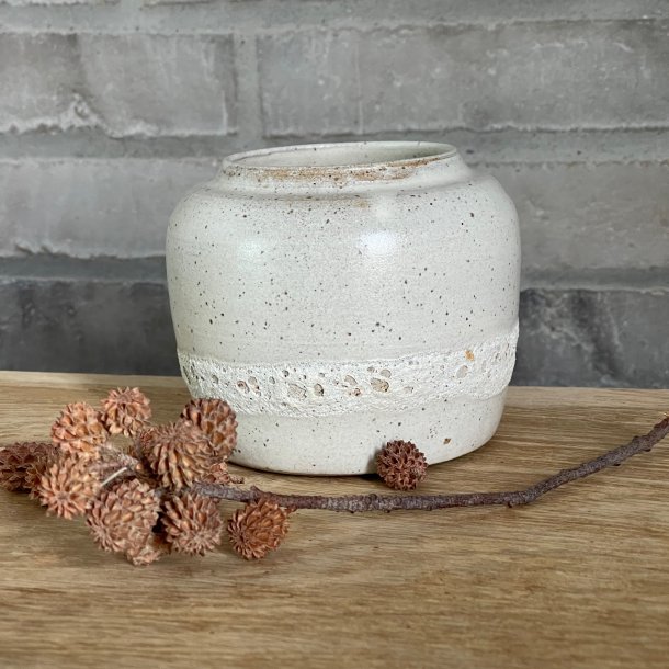 Creme vase med kraterglasur