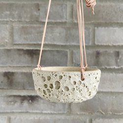 H�ngepotte i smuk kraterglasur