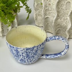 Fineste kop i bl� prikket og lysegul mat glasur