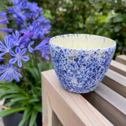 Bl� prikket og gul kop