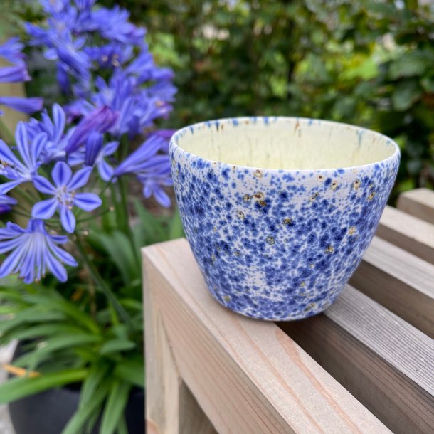 Bl� prikket og gul kop