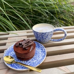 Fineste kop i bl� prikket og lysegul mat glasur