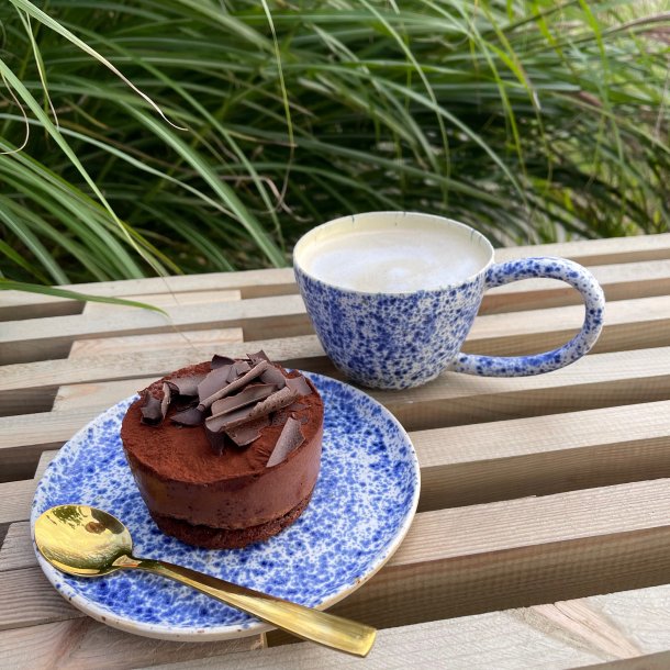 Fineste kop i bl� prikket og lysegul mat glasur