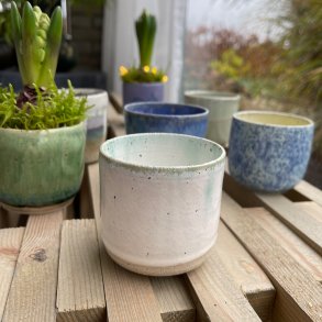 L�gkrukke i creme glasur med en kant af gr�n