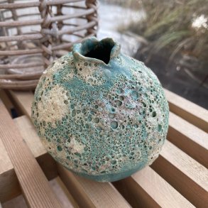 Vase i den smukke gr�nne kraterglasur.