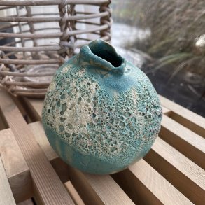 Kuglevase i gr�n kraterglasur