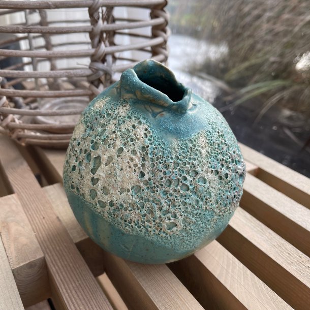 Kuglevase i gr�n kraterglasur