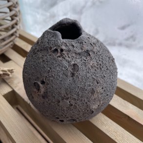 Kuglevase i sort kraterglasur