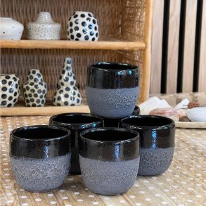 Espressokopper i sort krater