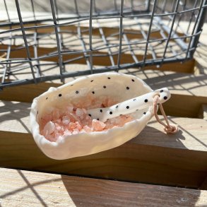 Saltkar med lille ske, hvid med sm� sorte dots