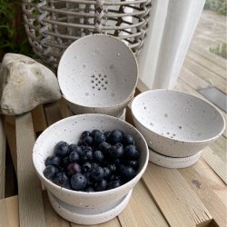 B�r si med undersk�l i hvid glasur