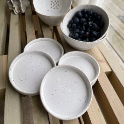 B�r si med undersk�l i hvid glasur