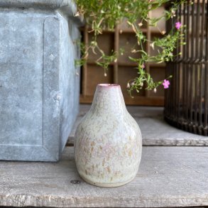 Lille vase i lyser�d og de smukke krystaller