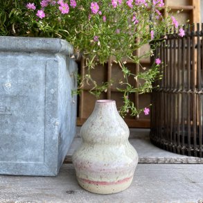 Lille vase i lyser�d og de smukke krystaller