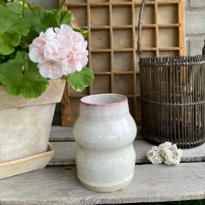 Vase i organiske former i lyser�d og smukke krystaller