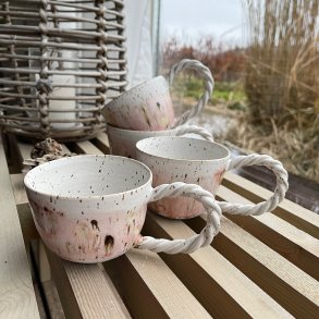 Kop med snoet hank, hvid og lyser�d