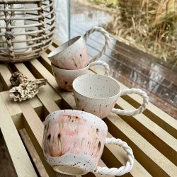 Kop med snoet hank, hvid og lyser�d