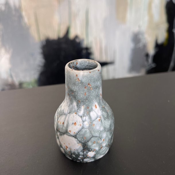 Lille vase med bobleglasur, hvid med grn