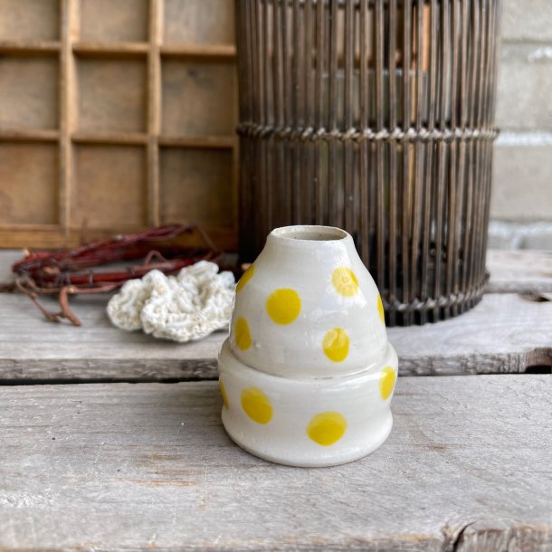 Vase, hvid med gule dots