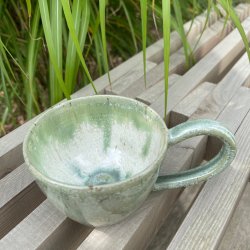 Kop med hank i smuk gr�n glasur