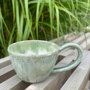 Kop med hank i smuk gr�n glasur