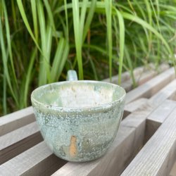 Kop med hank i smuk gr�n glasur