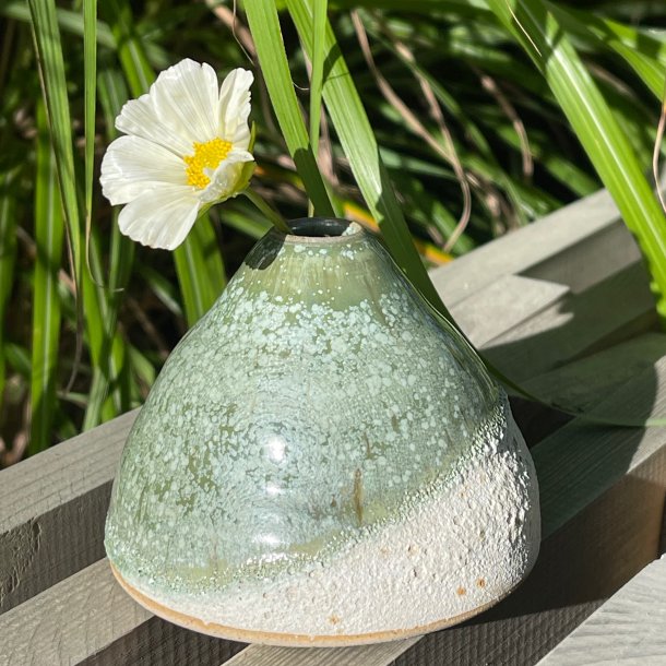 Vase i gr�n krystal og krater glasur