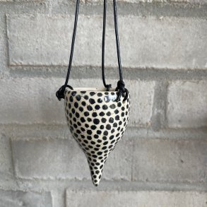 H�ngepotte med sorte dots