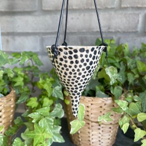 H�ngepotte med sorte dots