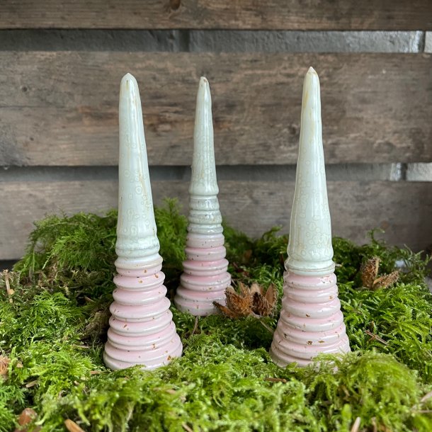 H�je juletr�er, lyser�d med hvid krystal