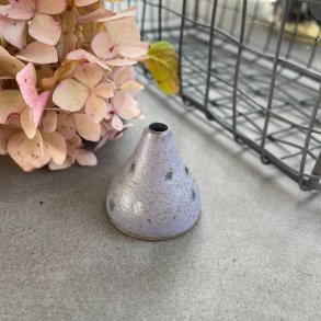 Lille bitte vase i lilla med sm� bl� dots