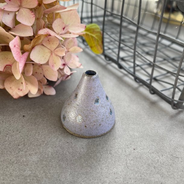 Lille bitte vase i lilla med sm bl dots