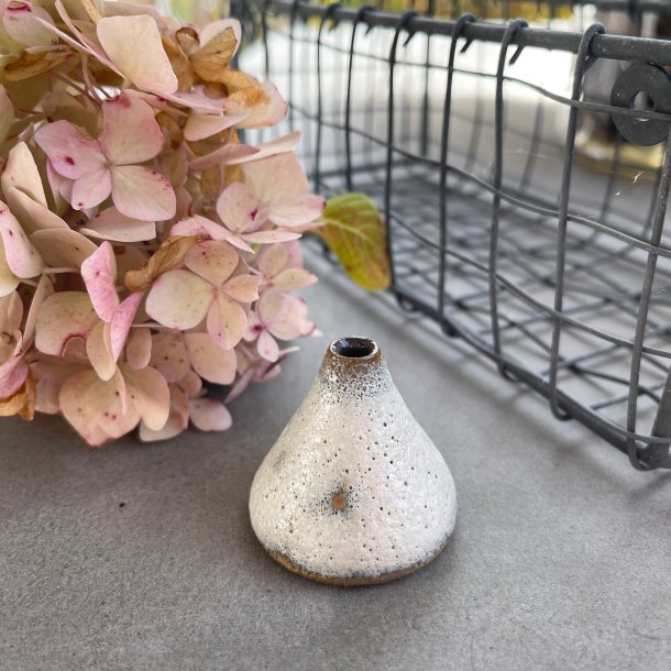 Lille bitte vase i smuk lys kraterglasur 