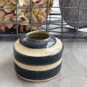 Lille vase med sorte striber