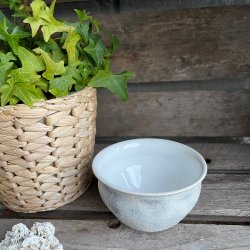 Sk�l i blank hvid inde og r� glasur ude