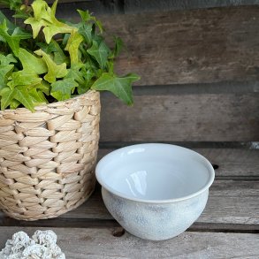 Sk�l i blank hvid inde og r� glasur ude