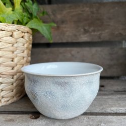 Sk�l i blank hvid inde og r� glasur ude